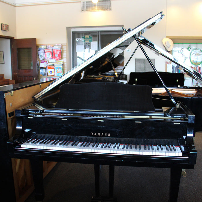 Yamaha C3 Grand Piano | Polished Ebony | B2063585