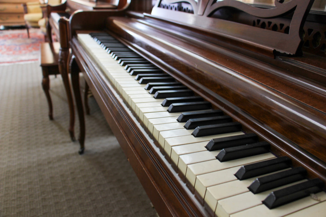 Everette Walnut Spinet Piano | Vintage | Used