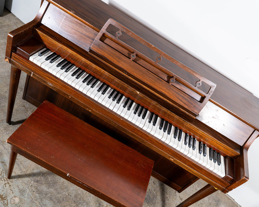 Dacbert Piano & Co Console Upright Piano| Mahogany | Serial No. 673489 | Used