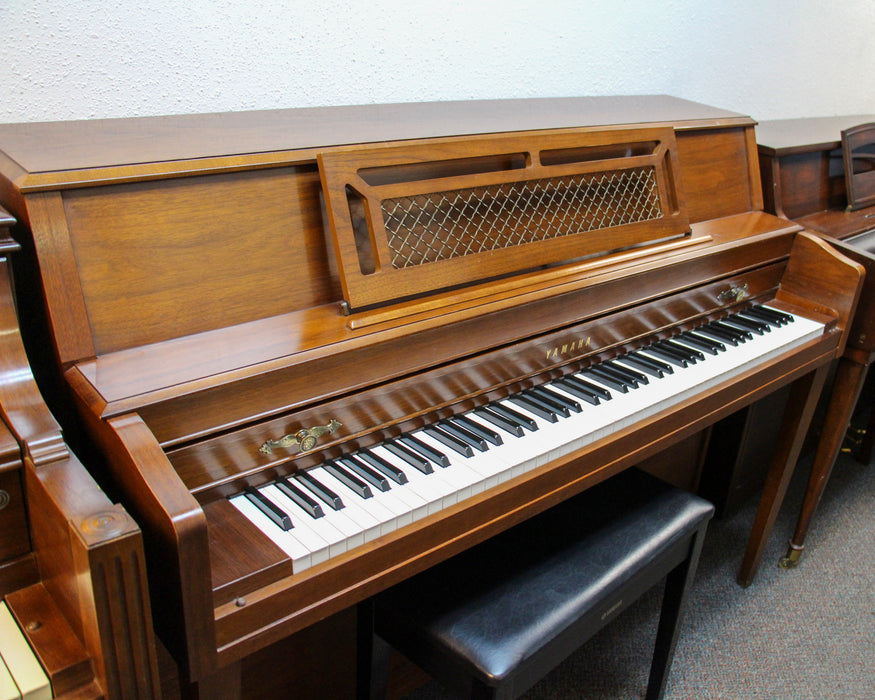 Yamaha M213 Console Upright Piano w/matching bench